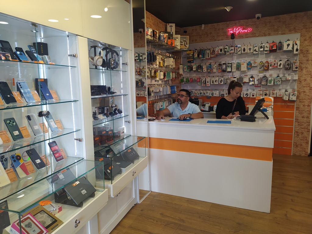 Mostrador y taller reparación móviles TEC&PHONE
